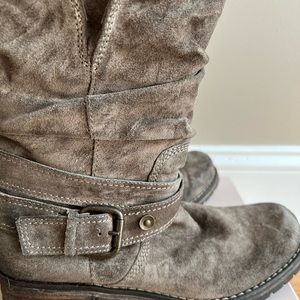 EUC Women’s Clarks boots. Gray/taupe suede. Buckle detail. Size 7.5M.